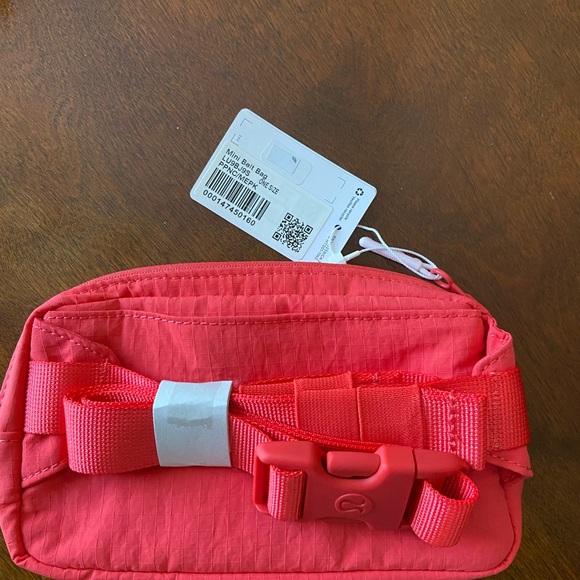 Lululemon Mini Coral Crossbody Bag Silver Emblem NWT - Picture 3 of 6